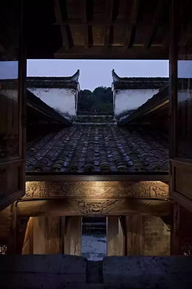 青瓦灰墻,高瓴飛檐,處處消磨時(shí)光
